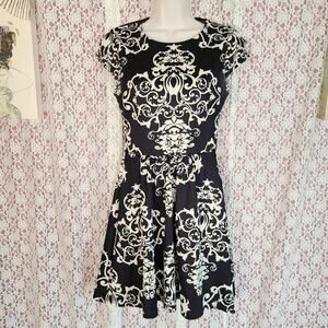 B darlin black cream filigree fit and flair cap sleeve dress  Size 5 / 6